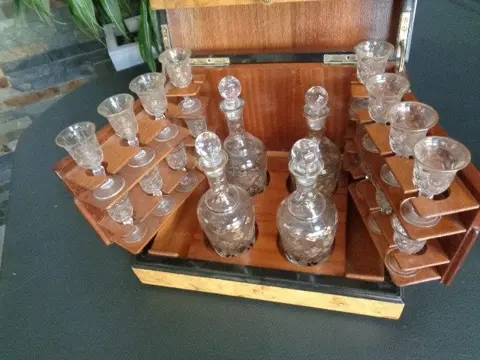 Marqueterie likeurkast, compleet met 16 glazen & 4 karaffen. (20) - Glas, Hout, Kristal - 20e eeuw