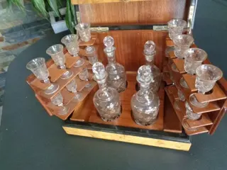 Marqueterie likeurkast, compleet met 16 glazen & 4 karaffen. (20) - Glas, Hout, Kristal - 20e eeuw