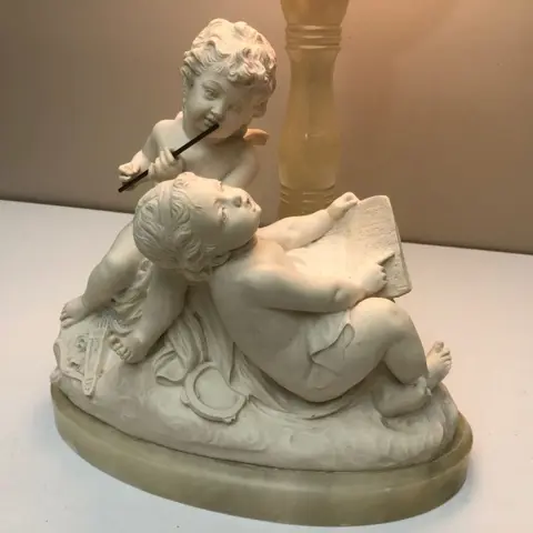 Tafellamp musicerende cherubijnen - Rococo stijl - Albast, persmarmer - Tweede helft 20e eeuw