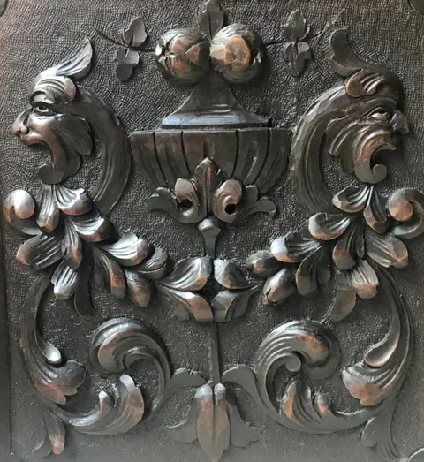 Reliëf (2) - Renaissancestijl - Walnoot - Eind 19e eeuw