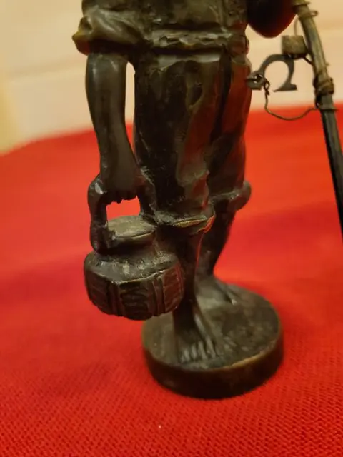 Beeld, Jongen met mand, gesigneerd (1) - Brons - 20e eeuw