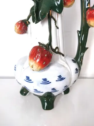 Mooie aardbeienvaas in reliëf - Porselein