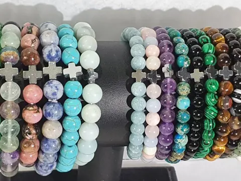 Armbanden VROUW edelstenen met verzilverde hematiet Griekse kruisen (22) - Aquamarijn, lapis lazuli, turkoois howliet, rookkwarts, azuriet-malachiet, natuurlijk turkoois, - Eind 20e eeuw