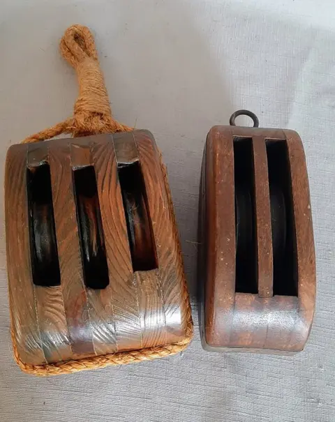 2 oude, mooie grote katrollen - Hout, IJzer (gegoten/gesmeed) - Eerste helft 20e eeuw