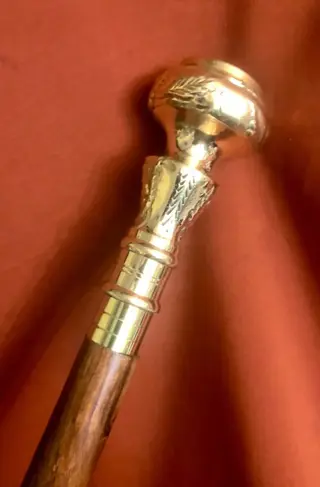 Een kolonel, kompas, wandelstok. Handvat ontworpen als een grote knop in verguld brons met een - Hout, Messing - 20ste eeuw