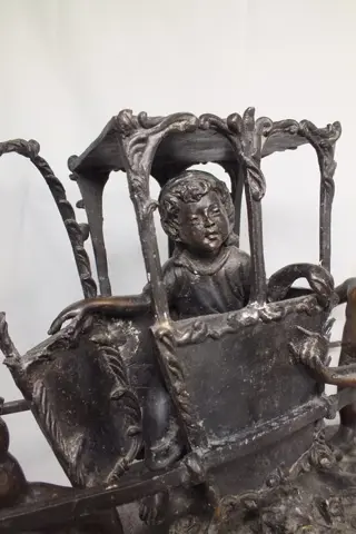 Beeld, 3 jongens die een draagbaar vervoeren met een meisje - Brons - Tweede helft 20e eeuw