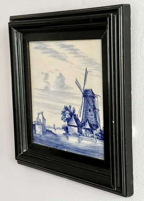 Porceleyne Fles (Royal Delft) - Grote tegel uit 1886 (Delfts Blauw) / schilderij met Hollands landschap in houten lijst - Aardewerk
