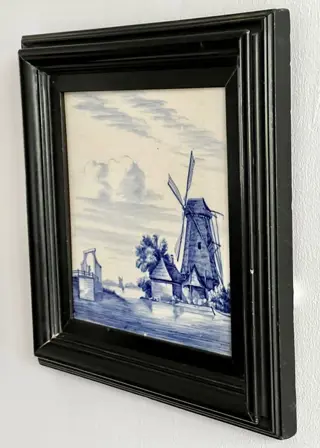 Porceleyne Fles (Royal Delft) - Grote tegel uit 1886 (Delfts Blauw) / schilderij met Hollands landschap in houten lijst - Aardewerk