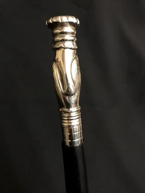 Een ongewone maçonnieke, ceremoniële wandelstok. Handvat ontworpen als twee ineengestrengelde handen - Zilverbrons - Tweede helft 20e eeuw