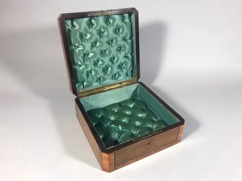 Juwelendoosje - Napoleon III - Messing, Tulpenboomhout, Walnoot - Tweede helft 19e eeuw