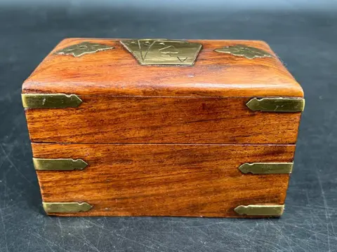 Met messing in gelegde kaartkistje. - Mahonie, Messing - Eerste helft 20e eeuw