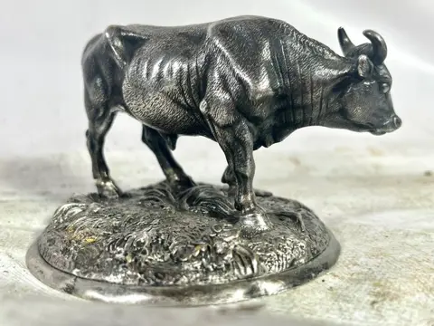 Dans le goût de Rosa Bonheur - Beeld, koe (1) - Brons (verzilverd) - 20e eeuw