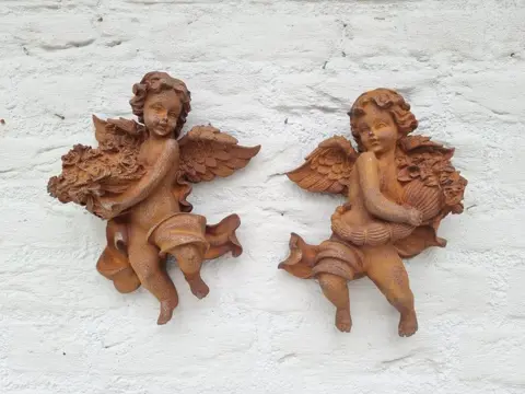Wandsculpturen (2) - IJzer (gegoten) - recent