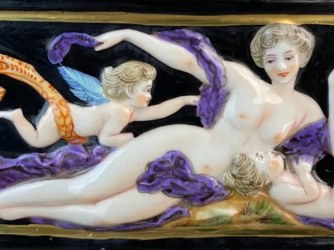 Oude doos met figuren in reliëf - Empirestijl - Porselein