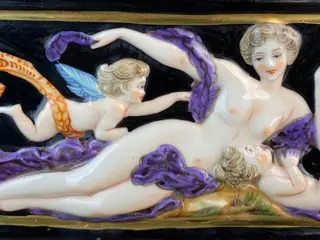 Oude doos met figuren in reliëf - Empirestijl - Porselein