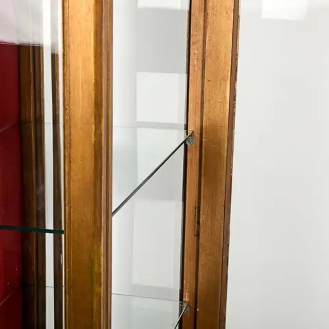 Lodewijk XVI-vitrine, in verguld snijwerk - Glas, Hout - Begin 20e eeuw