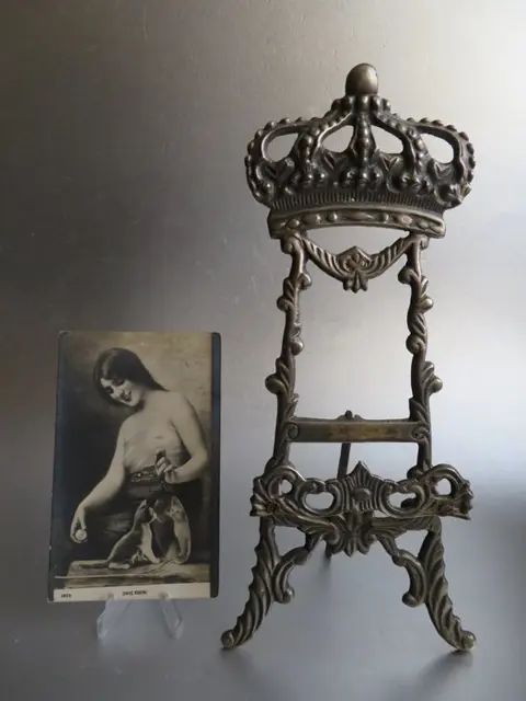 Foto / boek standaard met kroon en kaart met poes - metaal - Begin 20e eeuw