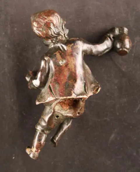 Beeld, jongeman met kruik - Brons - Eerste helft 19e eeuw