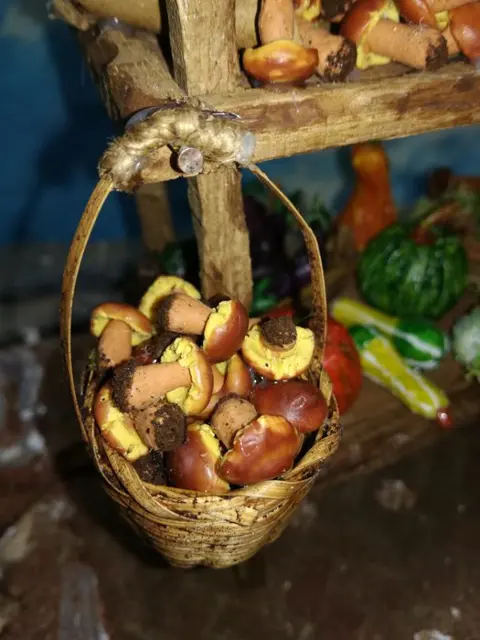 groente- en fruitkraam - hout wax acryl kleuren en stof - Eind 20e eeuw