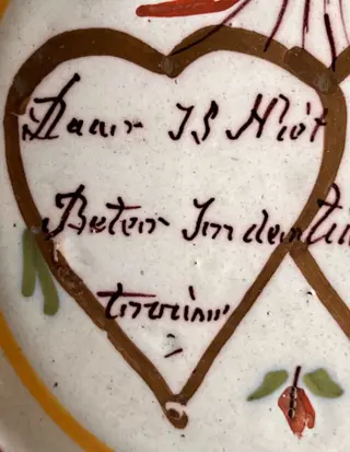 Delft, Plateelbakkerij - Polychroom Delfts aardewerk spreukenbord / Huwelijksbord - Aardewerk