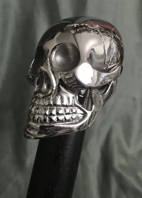 Een ongewone "vanitas vanitatis" - "memento mori" vrijmetselaars wandelstok - verzilverd brons en zwart hout - Tweede helft 20e eeuw