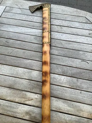 Wandelstok (2) - één met speciale bijl-greep uitgevoerd in hout-messing-ijzer - 20e eeuw