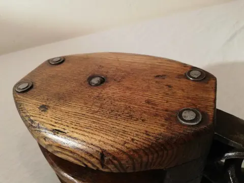 Antieke Ships katrol dubbele rolblok en gesmeed ijzeren boothaak (2) - Gesmeed ijzer Essenhout Pokkhout - Eerste helft 20e eeuw