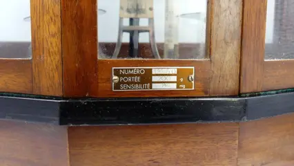 Prolabo Paris, precisiebalans met olie-schokdemper - Hout, Staal (roestvrij) - Begin 20e eeuw