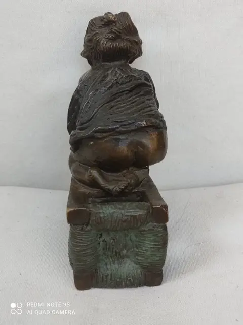 Dal modello di Juan Clara - Beeld, klein meisje speelt met een stoel - Gepatineerd brons - Tweede helft 20e eeuw