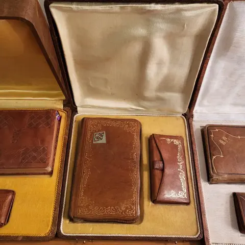 Schitterend lot nr. 3 Dozen met gebedenboekjes en rozenkranshouders 1923-1927-1951 (3) - Fluweel, Leder, Satijn, metaal - Eerste helft 20e eeuw