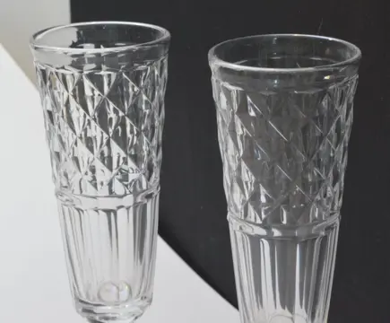 Vermoedelijk Louis Zoude & Cie., Namen - Paar champagneglazen - Kristal