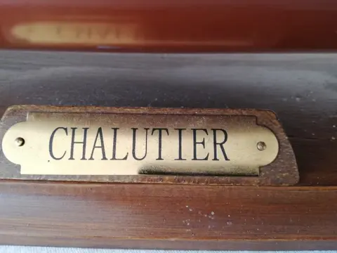 Groot scheepsmodel van een Frans vissersvaartuig - Hout metaal Messing touw. - 20e eeuw