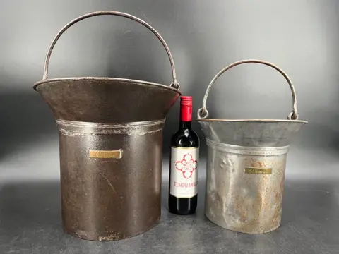 Unieke grote vochtmaten maatbekers maten maat met ijkmerken en eigenaarsmerk (2) - Koper, Messing, Metaal - Midden 20e eeuw