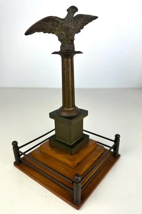 Beeld, Acquila op zuil - Gepatineerd brons, Hout - Eerste helft 20e eeuw