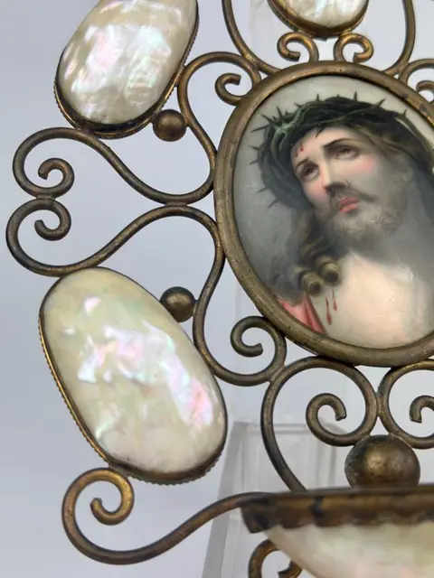 Wijwaterbak (1) - Messing, Parelmoer, Porselein - Eerste helft 19e eeuw