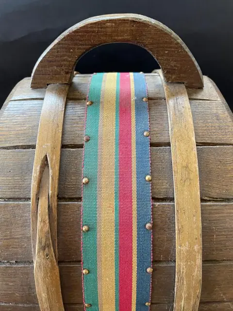 Italian former wine production wooden magazine holder (1) - Hout, Textiel