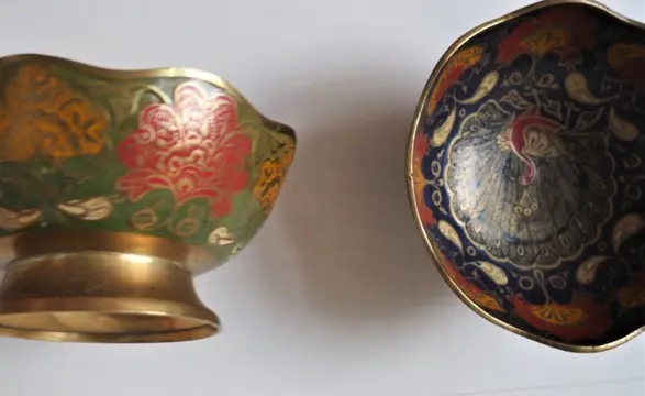 Twee schalen hand gegraveerd, geëmailleerd Pauw (2) - Messing