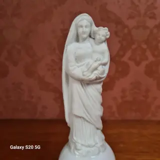 Maria en Jezus op wereldbol - Biscuit Porselein