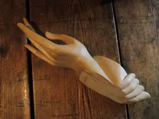 Handvervaardigd - Uit hout gesneden hand met voet schaaltje bakje vide poche (1) - Hout