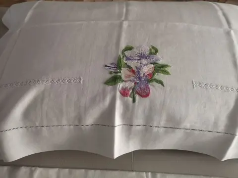 Linnen dubbel laken met handgeschilderd steekborduurwerk - 265x280cm - Linnen - 21e eeuw