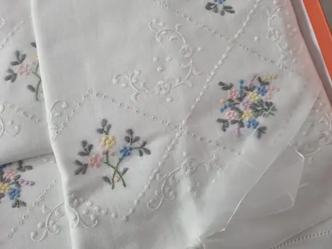 Ricco Hoeslaken van 100% perkal katoen met handgeborduurd Lily of the Valley 240 x 275 cm - Katoen - 21e eeuw