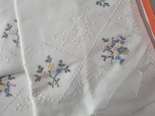 Ricco Hoeslaken van 100% perkal katoen met handgeborduurd Lily of the Valley 240 x 275 cm - Katoen - 21e eeuw