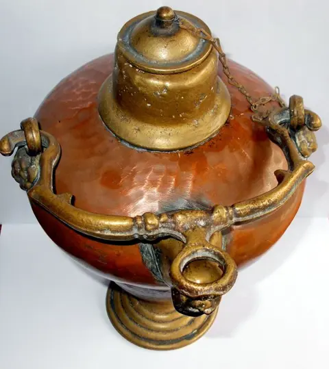 Oude, gepatineerde bronzenAquamanile /schenkkan met Satyr hoofd - Volkskunst - Brons, Koper