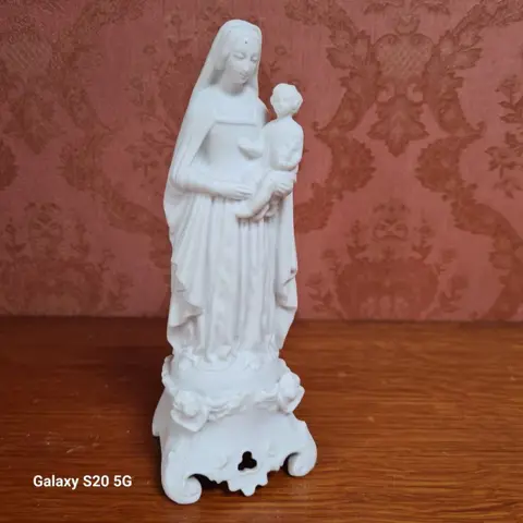 Maria en Jezus op wereldbol met Engelen - Bisque porselein