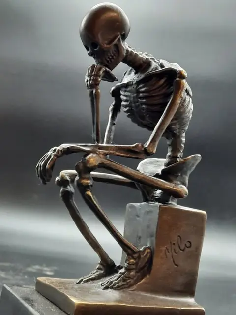 Bronzen skeletdenker op marmer - Brons