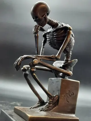 Bronzen skeletdenker op marmer - Brons