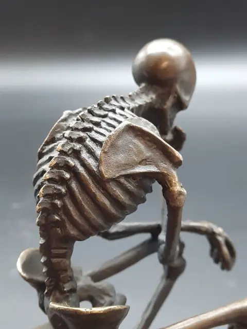 Bronzen skeletdenker op marmer - Brons