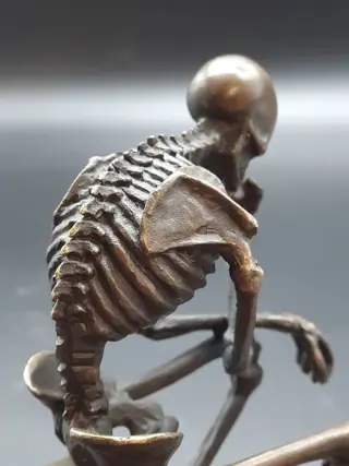 Bronzen skeletdenker op marmer - Brons