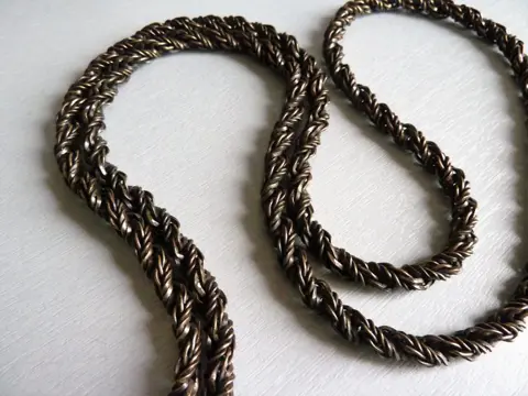 Oud gevlochten metalen frame (1) - Metaal en textiel