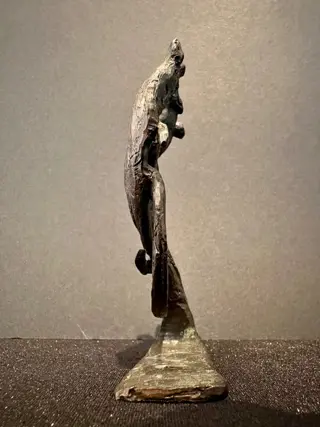 Abstracte sculptuur - twee mensen die nauw met elkaar verbonden zijn - Brons